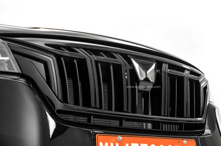 Mahindra Xuv700 Color Black
